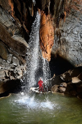 Gouffre de Cabrespine (Aude) - Le "gour en étoile" alimenté par une cascade (cadrage serré vu de l'aval) (SP-22-0466)